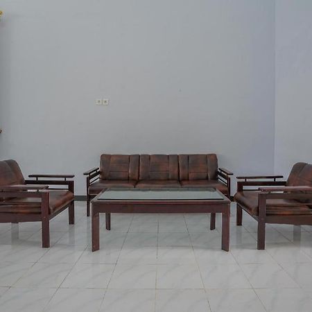 בניוואנגי Oyo 477 Raka Residence Syariah Purwoharjo Banyuwangi מראה חיצוני תמונה