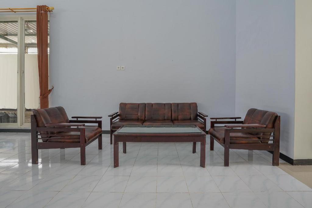 בניוואנגי Oyo 477 Raka Residence Syariah Purwoharjo Banyuwangi מראה חיצוני תמונה