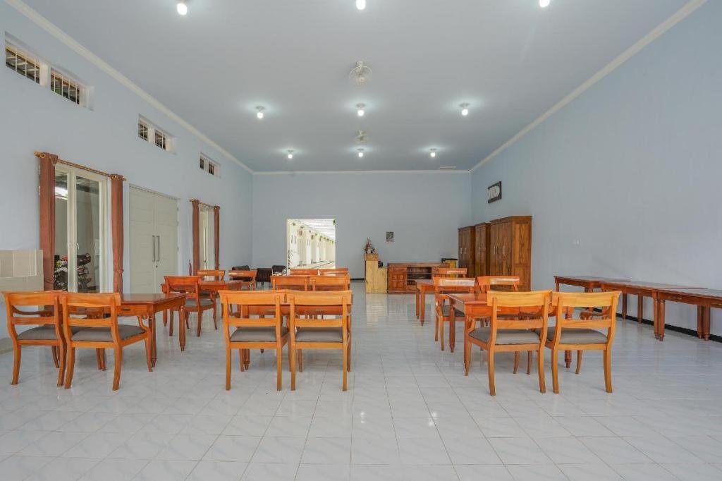 בניוואנגי Oyo 477 Raka Residence Syariah Purwoharjo Banyuwangi מראה חיצוני תמונה