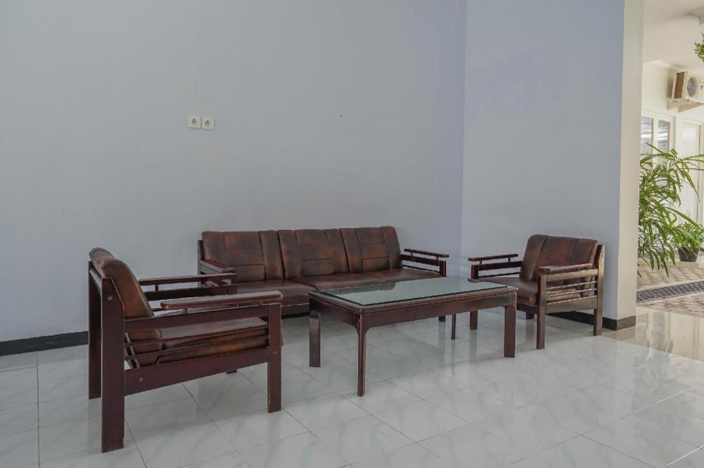 בניוואנגי Oyo 477 Raka Residence Syariah Purwoharjo Banyuwangi מראה חיצוני תמונה