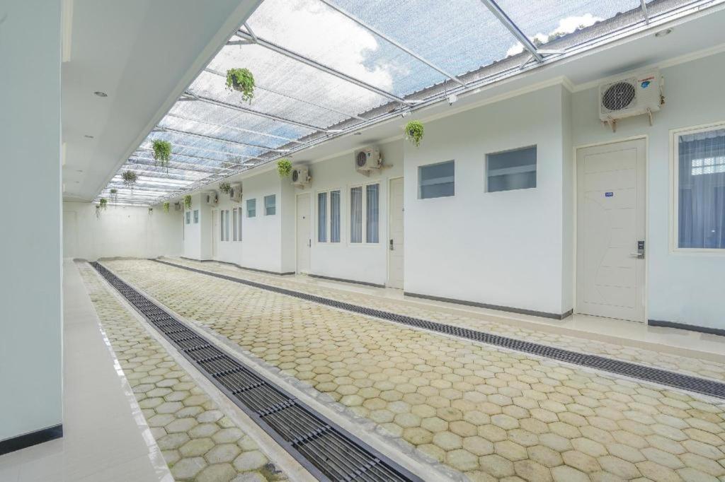 בניוואנגי Oyo 477 Raka Residence Syariah Purwoharjo Banyuwangi מראה חיצוני תמונה
