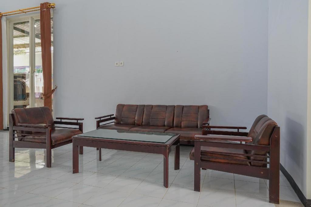 בניוואנגי Oyo 477 Raka Residence Syariah Purwoharjo Banyuwangi מראה חיצוני תמונה