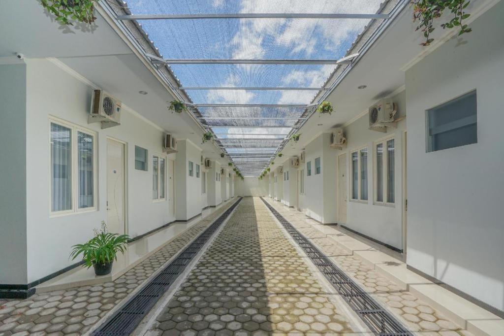 בניוואנגי Oyo 477 Raka Residence Syariah Purwoharjo Banyuwangi מראה חיצוני תמונה