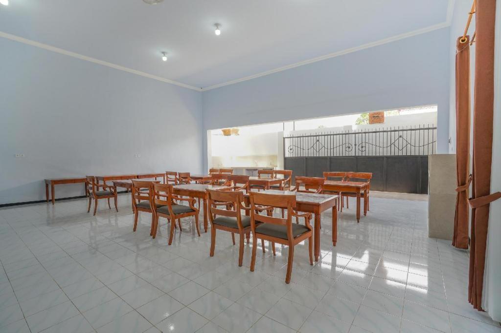 בניוואנגי Oyo 477 Raka Residence Syariah Purwoharjo Banyuwangi מראה חיצוני תמונה