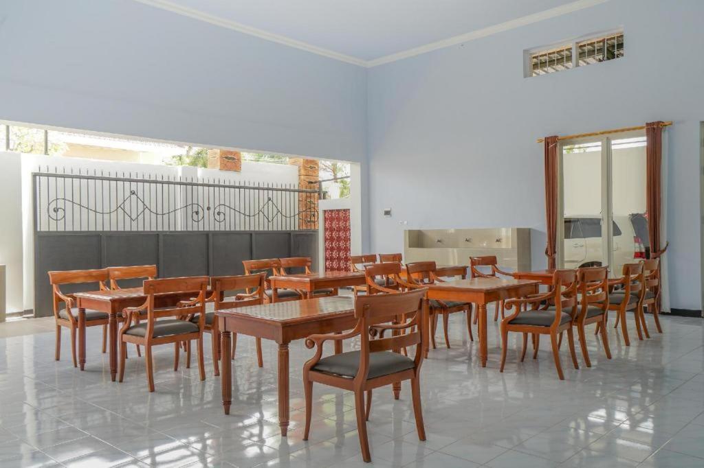 בניוואנגי Oyo 477 Raka Residence Syariah Purwoharjo Banyuwangi מראה חיצוני תמונה