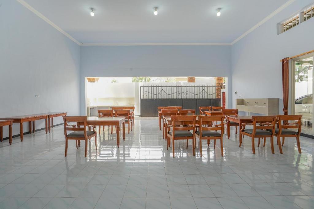 בניוואנגי Oyo 477 Raka Residence Syariah Purwoharjo Banyuwangi מראה חיצוני תמונה