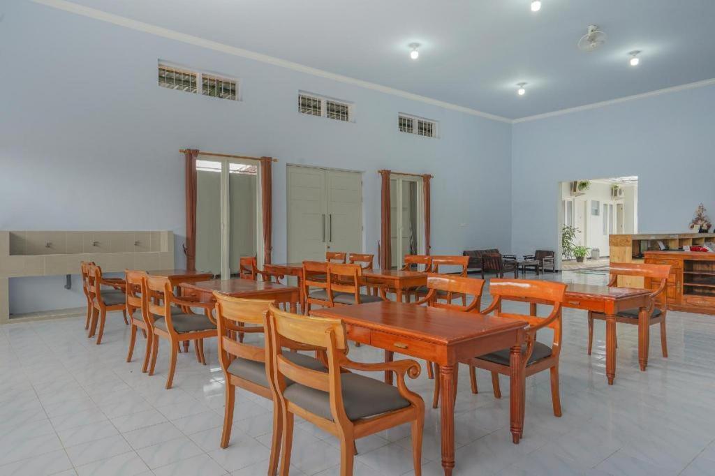 בניוואנגי Oyo 477 Raka Residence Syariah Purwoharjo Banyuwangi מראה חיצוני תמונה