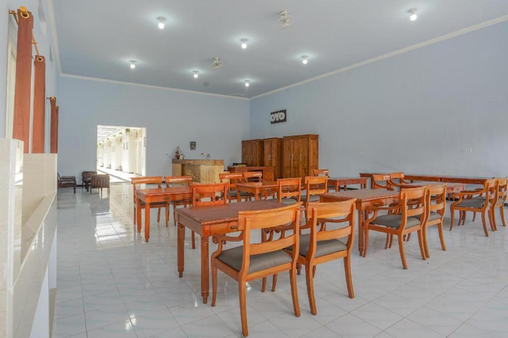 בניוואנגי Oyo 477 Raka Residence Syariah Purwoharjo Banyuwangi מראה חיצוני תמונה